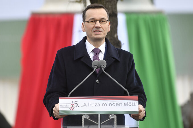 Mateusz Morawiecki lengyel miniszterelnök beszédet mond az 1848/49-es forradalom és szabadságharc emléknapja alkalmából tartott állami ünnepségen a Múzeumkertben (Fotó: MTI/Máthé Zoltán)