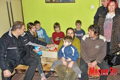 A csókai önkormányzat és a VMSZ Női Fóruma a közelmúltban vitt segélycsomagot a Piri családnak (Gergely Árpád felvétele)