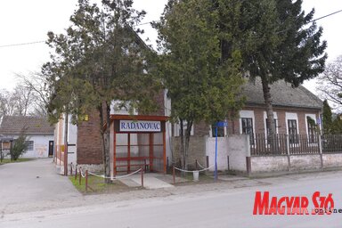 Közmunkával készült a buszmegálló a helyi közösség épülete előtt (Fotó: Molnár Edvárd)