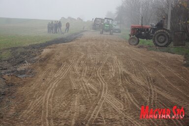 A zentagunarasi ún. Újnegyed hátsó utcáját salakkal töltötték fel (Szabó Anikó felvétele)