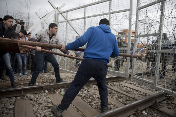 A migránsok buzogányszerű farönkökkel áttörték a két országot elválasztó kerítést (Fotó: Beta/AP)