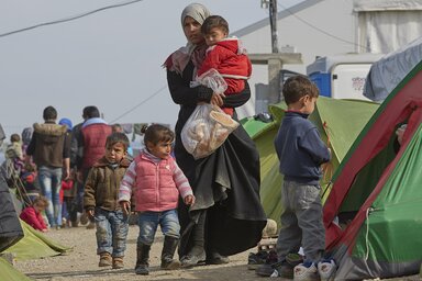 Pillanatkép az Idomeninél levő menekülttáborról, ahol már mintegy tizennégyezren nyomorognak. Athén tiltakozó jegyzéket küldött Macedóniának és Szerbiának, ebben arra figyelmeztet: a kétoldalú megállapodásokat veszélyeztetik a határok lezárásával (Beta/AP)