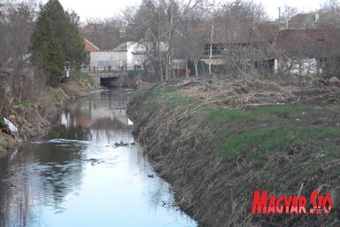 A nagyméretű gépekkel nehéz a part megközelítése (Fotó:Benedek Miklós)