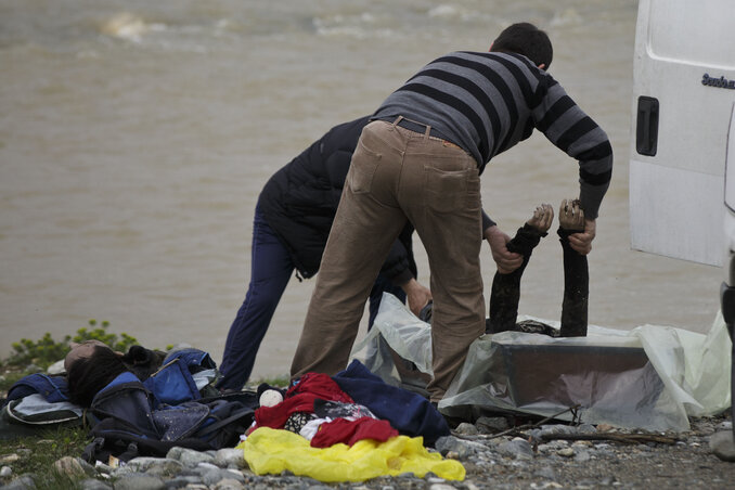 A makedón halottkémek elszállítják a Suva Reka folyóba fulladt migránsokat (Fotó: Beta)