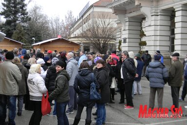 Idővel egyre kevesebb PIK-es jelent meg a községháza előtt