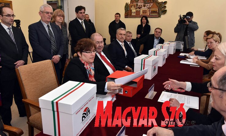 Asztalon a VMSZ-nek és koalíciós partnereinek tartományi választási listáját támogató aláírások (Ótos András felvétele)