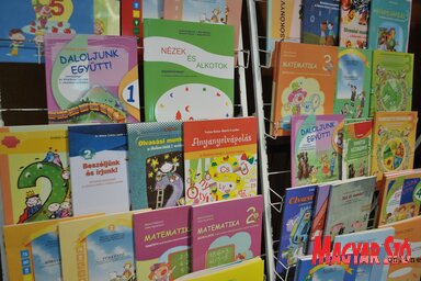 Bővül a magyar nyelvű tankönyvek listája
