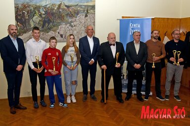 A díjazottak közül sajnos csak három sportoló vett részt az átadón, a többiek már javában készülnek az idei szezonra, mind edzőtáborban vannak (Gergely Árpád felvétele)