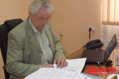 Miladin Nešić Topolya községi ombudsman munkavégzés közben (Szabó Anikó felvétele)