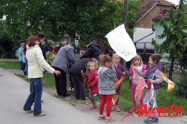 A májusfa lebontásánál gyerekek is voltak (Fotó: Kecskés István)