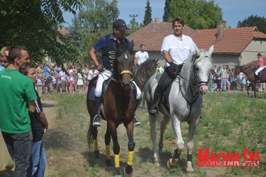 Cékus Árpád (jobb oldalt) az Anna-napi lovas felvonuláson, Kishegyesen (Lakatos János felvétele)