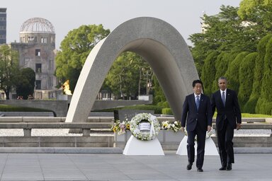 Barack Obama és Abe Shinzó miután a hirosimai emlékparkban koszorút helyeztek el (Fotó: Beta/AP)