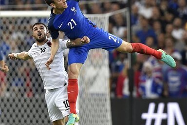 Az albán Armando Sadiku és a francia Laurent Koscielny a franciaországi labdarúgó Európa-bajnokság A csoportja második fordulójában játszott Franciaország - Albánia mérkőzésen a marseille-i Velodrome Stadionban (Fotó: MTI)