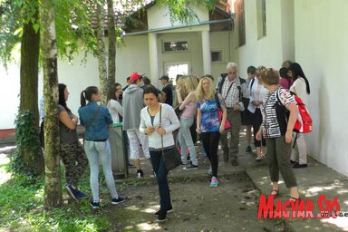 A vendégek egy csoportja a Mezőgazdasági Iskola mellett (Benedek Miklós felvétele)