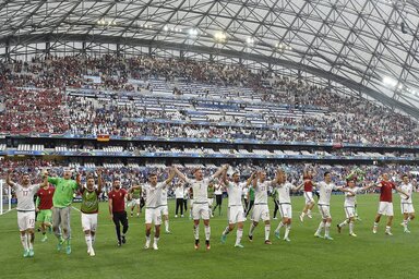 A magyar labdarúgó-válogatott tagjai ünnepelnek a mérkőzés után (Fotó: Illyés Tibor/MTI)