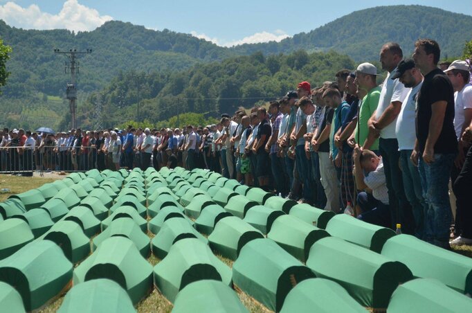 Időközben azonosított áldozatok földi maradványait is örök nyugalomra helyezték (Fotó: Beta)