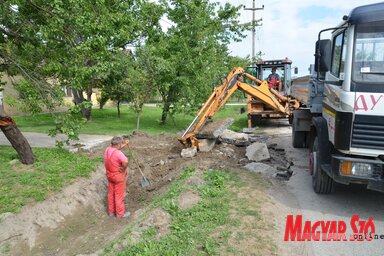 Hamarosan megoldódik a vízelvezetés problémája Bajsán (Lakatos János felvétele)