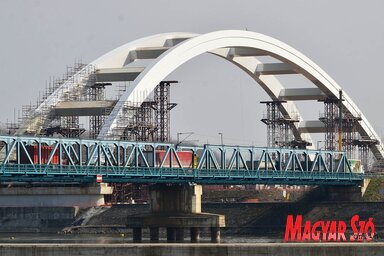 A két egyforma részből álló hídszerkezet szerémségi fele már elkészült (Ótos András felvétele)