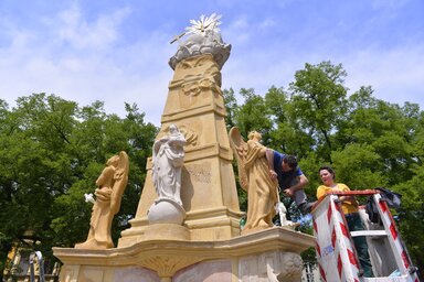 Utolsó simítások a restaurált Szentháromság szobron a szabadkai városháza mellett való felállítása előtt
