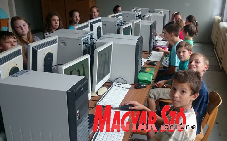 A diákok nagyon megörültek a számítógépeknek (Csincsik Zsolt felvétele)
