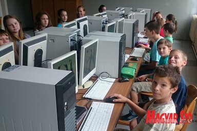 A diákok nagyon megörültek a számítógépeknek (Csincsik Zsolt felvétele)