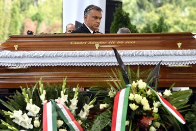 Orbán Viktor magyar miniszterelnök Csoóri Sándor ravatalánál