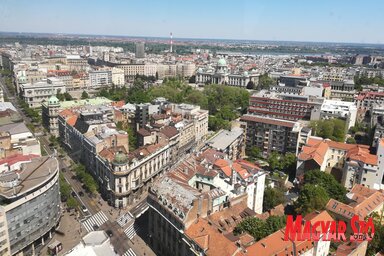 A száva partján, a Belgrád vízivárosban épül a főváros újabb legmagasabb tornya. A háttérben a gazella-híd, mögötte pedig a várost a szigettel összekötő híd (Most na Adi) – Miklós Hajnalka felvétele