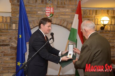 Ladóczki Gábor átveszi a kitüntetést dr. Babity János főkonzultól (Molnár Edvárd felvétele)