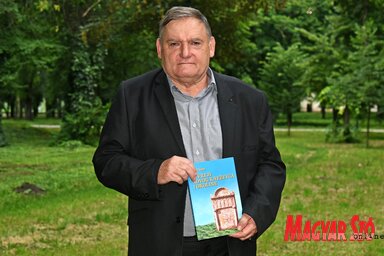 Szabó József a legújabb könyvével (Fotó: Gergely Árpád)