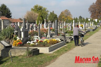 Ünnep előtt a topolyai Keleti temetőben