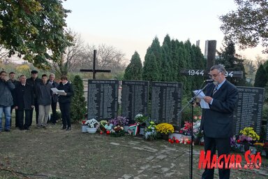 Gusztony András megemlékező beszédét mondja a temerini tömegsírnál (Góbor Béla felvétele)