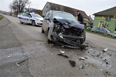 Az ütközés következtében a Ford Fiesta személygépkocsi eleje összetört (Fotó: Aleksandar Šijačić felvétele)