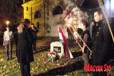 A felavatott emlékjelhez a szabadkai főkonzulátus nevében Madarász Bernadett helyezett el koszorút (Herceg Elizabetta felvétele)