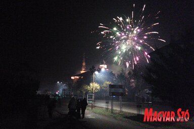 Tűzijátékkal köszöntötték az újesztendőt (Csincsik Zsolt felvétele)