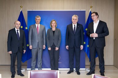 Pristina és Belgrád képviselői Federica Mogherini asszonnyal, az EU kül- és biztonságpolitikai főképviselőjével (Beta)