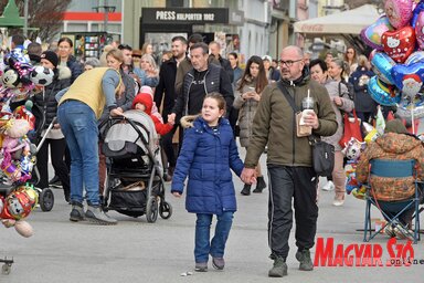 A tavaszias napsütésben újvidékiek és idegenek tízezrei lézengtek a belvárosban (Fotó: Ótos András felvétele)