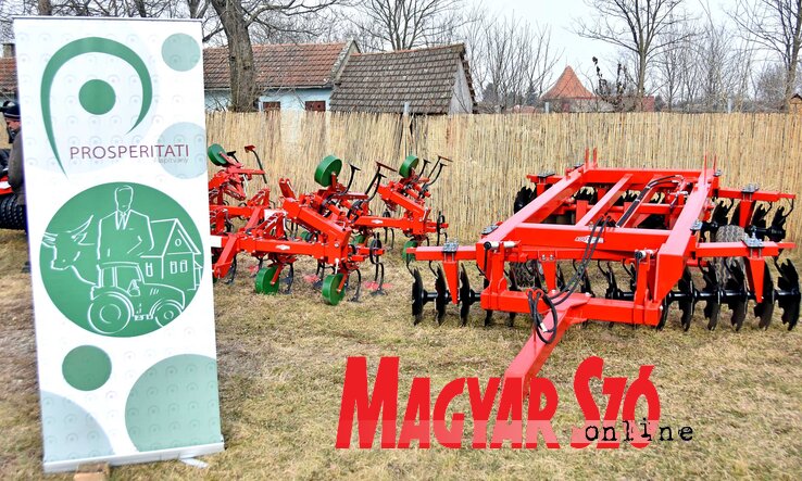 Az alapítvány nyertes pályázóinak mezőgazdasági gépeit is kiállították (Gergely Árpád felvétele)