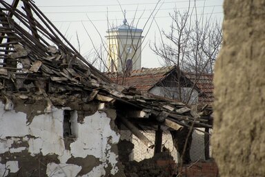 Összedőlnek, lebontják a házakat (Fotó: Kecskés István)