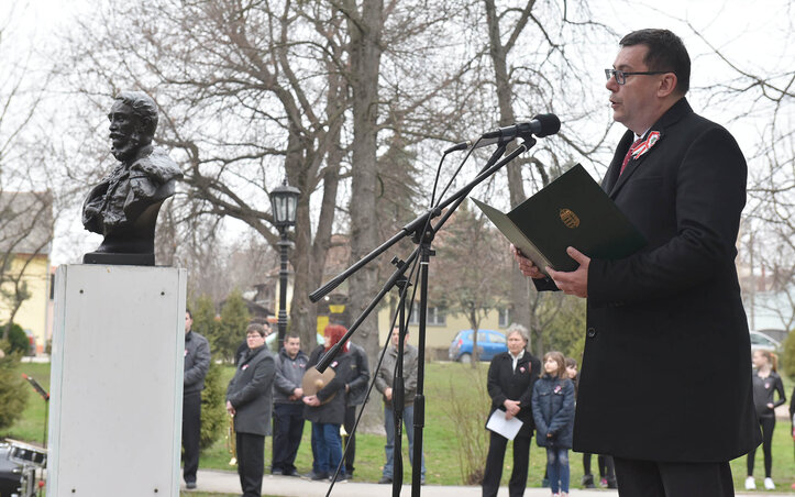 Pintér Attila belgrádi magyar nagykövet mond beszédet a Kossuth-szobornál (Ótos András felvétele)