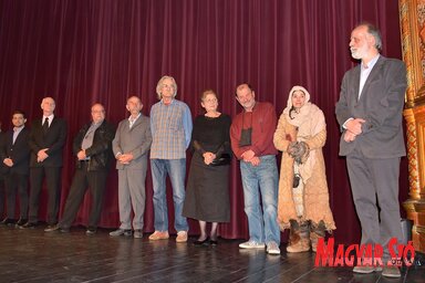 Az alkotók egy csoportja a bemutató után az Uránia Nemzeti Filmszínház színpadán