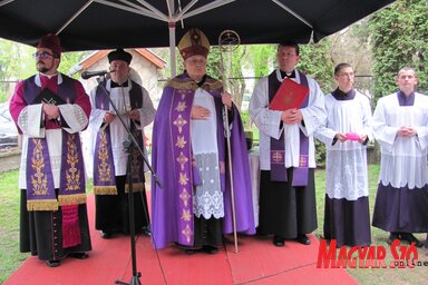 Msgr dr. Pénzes János megyéspüspök megszentelte majd  „megkeresztelte” a harangokat, krizma olajjal keresztet rajzolt rájuk (Gergely Árpád felvétele)