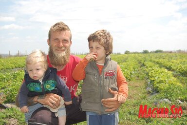 Ábel és Ákos gyakran vannak kint a szüleikkel az eperföldön vagy a szomszédos nagyszülői tanyán