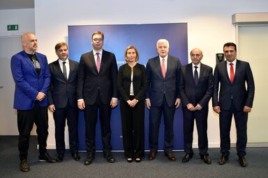 Edi Rama, Denis Zvizdić, Aleksandar Vučić, Federica Mogherini, Duško Marković, Isa Mustafa és Zoran Zaev a brüsszeli találkozón (Chistos Dogas/Beta/EB)