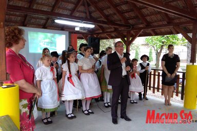 Nyilas Mihály gratulált az iskolának, a falunak (fotó: Csincsik Zsolt)