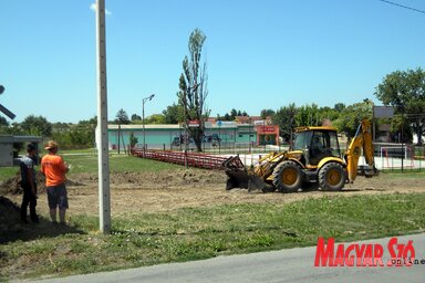 Habár a munkálatok hivatalosan csak ma kezdődnek, már szerdán megkezdődött a terület előkészítése (Benedek Miklós felvétele)