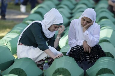 Újabb 71 azonosított áldozat földi maradványait helyezték örök nyugalomra a potočari emlékközpontban (Fotó: Beta/AP)