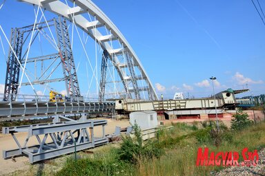 A Žeželj-híd két legfontosabb elemének, valamint az acélszerkezetnek a Duna fölé helyezése augusztus 19-23-a között, illetve szeptember közepén várható (Dávid Csilla felvétele)