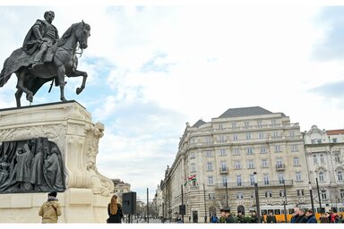 Tisztelgés Budapesten az Andrássy-szobornál az egykori miniszterelnök és külügyminiszter előtt (Fotó: MTI)