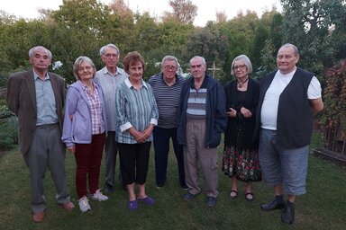 Bödőék kertjében, Magyarkanizsán: Mucsi György, Losonc Zsoldos Edit, Bödő Kálmán, Bödő Erzsébet, Sinkovits Péter, Riesz Miklós, Bánszky Mária Róza, Balogh István (Fotó: Puskás Károly)