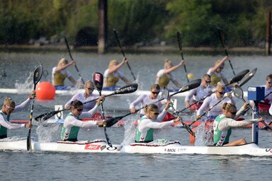 A Szabó Gabriella, Kozák Danuta, Fazekas Krisztina, Vad Ninetta alkotta magyar női kajak négyes az előfutamban aratott győzelmének köszönhetően jutott a vasárnap 15.40-kor kezdődő döntőbe (Fotó: Kovács Tamás/MTI)